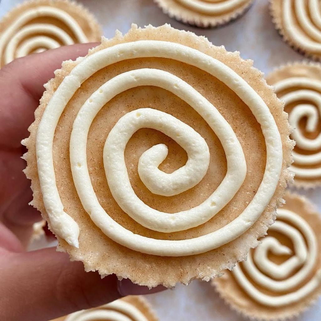 cinnamon roll cheesecake